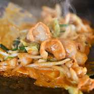 厳選した新鮮な生ホルモンを、手間を惜しまず、朝から丁寧に下処理。甘みのあるピリ辛ダレと共に鉄板で旨みたっぷりに焼き上げます。丁寧な手仕事が活きた上質な味わいはビールがすすむ人気の逸品！