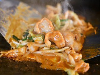 新鮮なホルモンを熱々ジューシーな鉄板焼きで『名物ホルモン炒め』