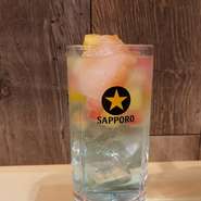 かき氷のシロップで氷をつくり、かき氷のお酒バージョンをつくりました。綺麗な彩が目でも楽しめる一杯。他にも季節のフルーツを使った大人のフルーツサワーや、大人のクリームソーダが特に女性に大人気。
