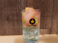 かき氷のシロップで氷をつくり、かき氷のお酒バージョンをつくりました。綺麗な彩が目でも楽しめる一杯。他にも季節のフルーツを使った大人のフルーツサワーや、大人のクリームソーダが特に女性に大人気。
