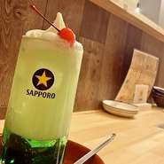 醤油に辛みそを入れたたれで食べる、会津の新鮮馬刺しも入荷します。「焼きおにぎり」に、だし汁をかけていただく『焼きおにぎり茶漬け』や注目の『大人のクリームソーダ』も見逃せません！
