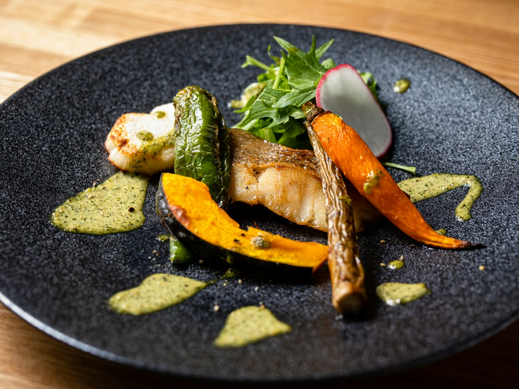 彩り鮮やかな一皿『お魚のポワレ　旬のお野菜と』