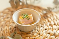 身はしっとりと低温調理し、皮目のみをパリッとさせるため特別なひと手間を加えております。
