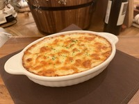 蓮根のベシャメルソースとチーズをたっぷりかけて焼き上げました♪
もちもち食感がたまらない美味しさ。