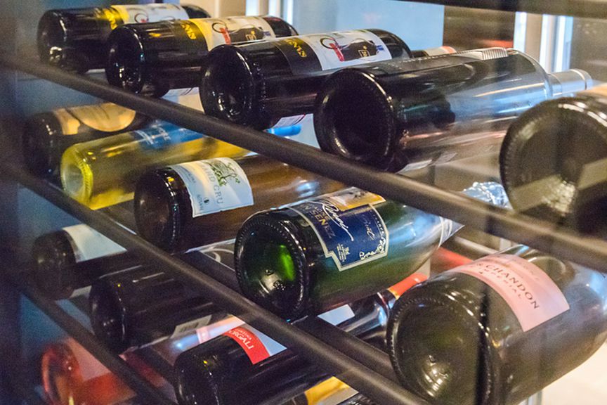 イタリア産中心にフランス産や北海道産など300種以上がそろう