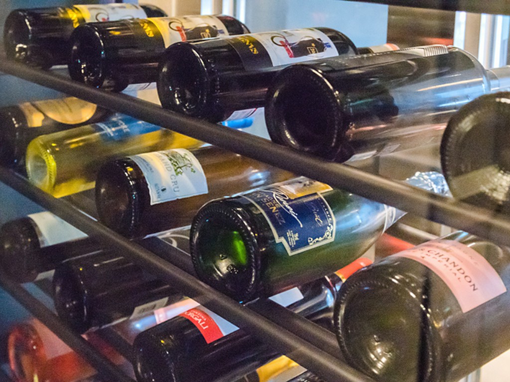 イタリア産中心にフランス産や北海道産など300種以上がそろう