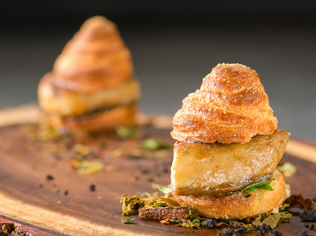 旨みたっぷり、濃厚なフォアグラを北海道産食材使用のグジェールで挟んだ『フォアグラバーガー』