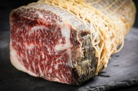北海道の肉のスペシャリストが集結して完成した唯一無二のこぶ黒和牛の生ハム
当店のみ提供