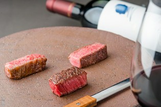 シェフ堂本の独自のメゾットで火入れをする『ヒレの向こう側』