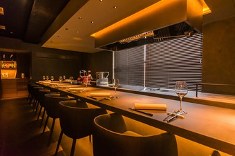 劇場型鉄板焼きで提供される北海道産食材の鉄板焼ガストロノミー