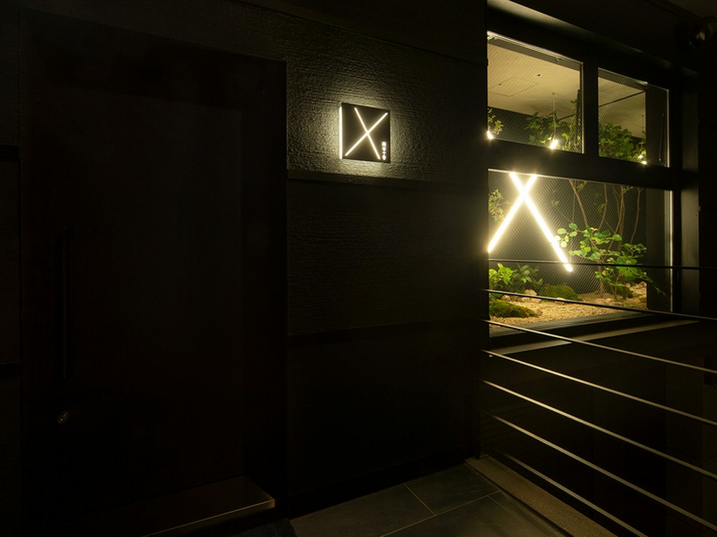 店内を伺い知るのは難しく、ひっそりと佇む