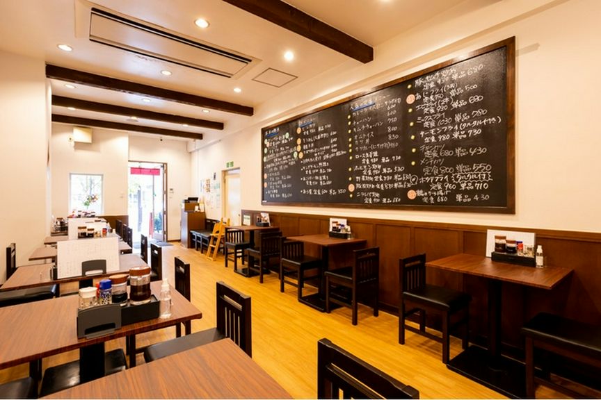 巨体黒板のある店内