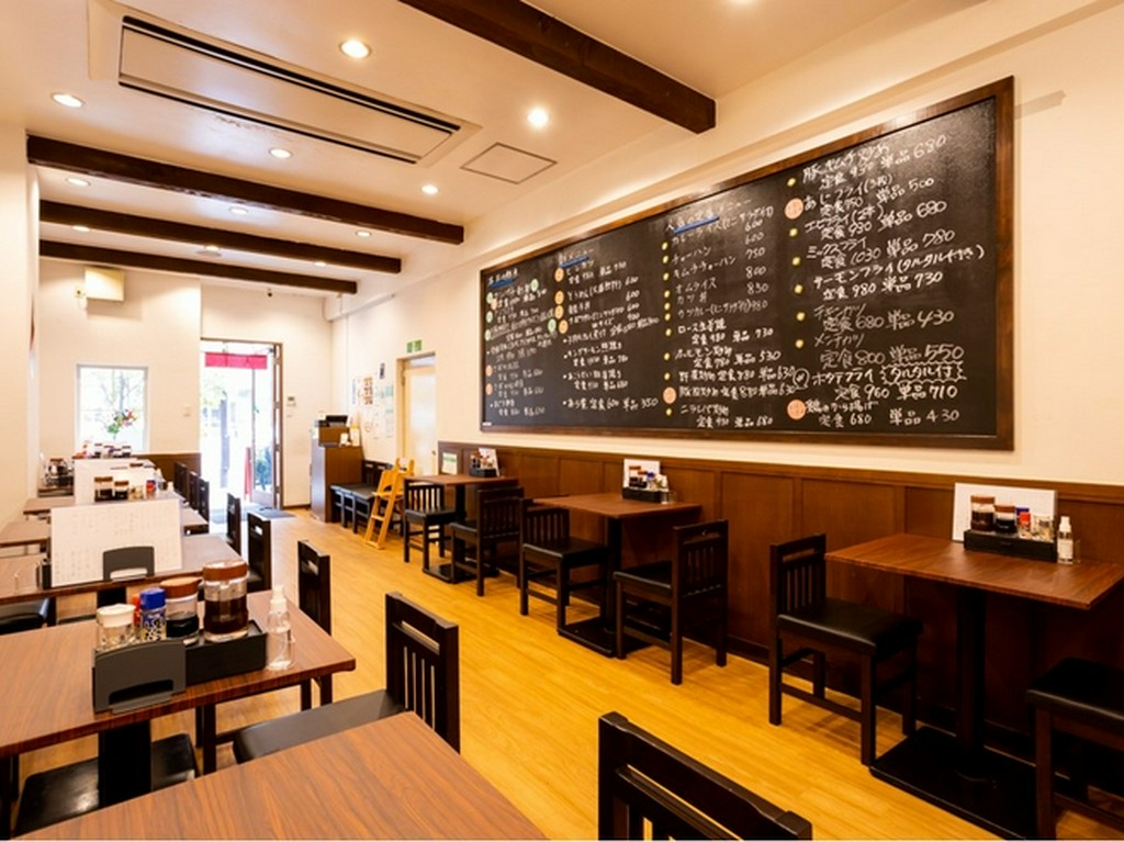 巨体黒板のある店内