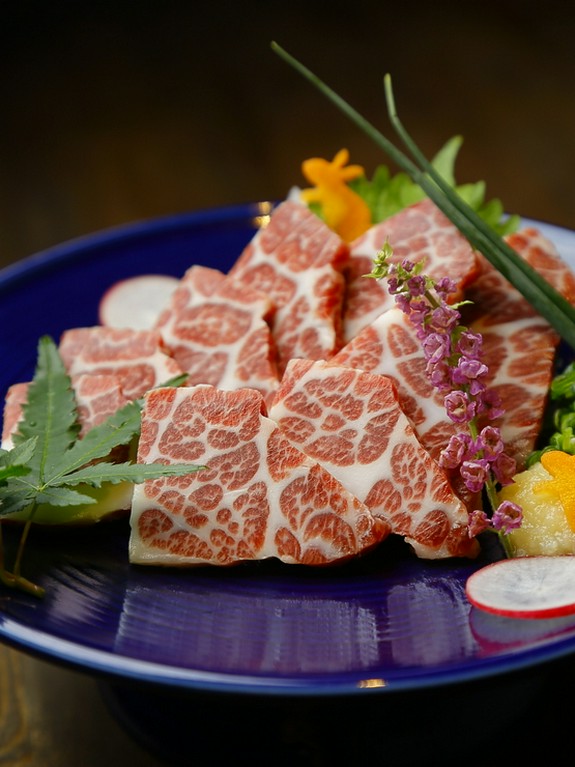落ちついた空間のなか、和と季節の逸品を食す