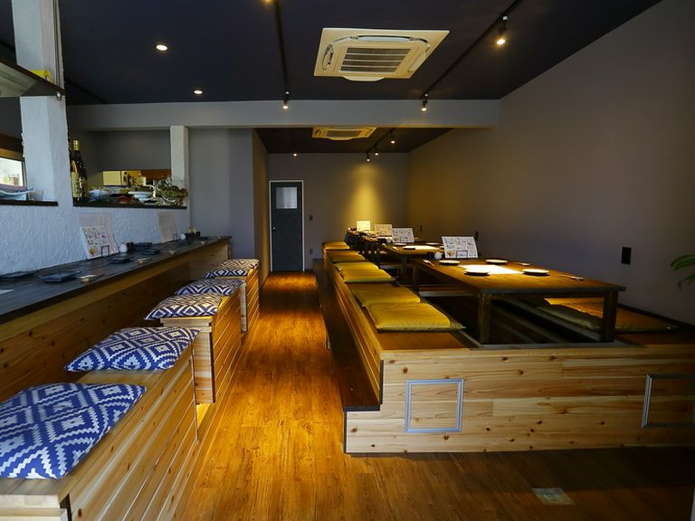 お1人さまでの粋なひとときも過ごせる店内