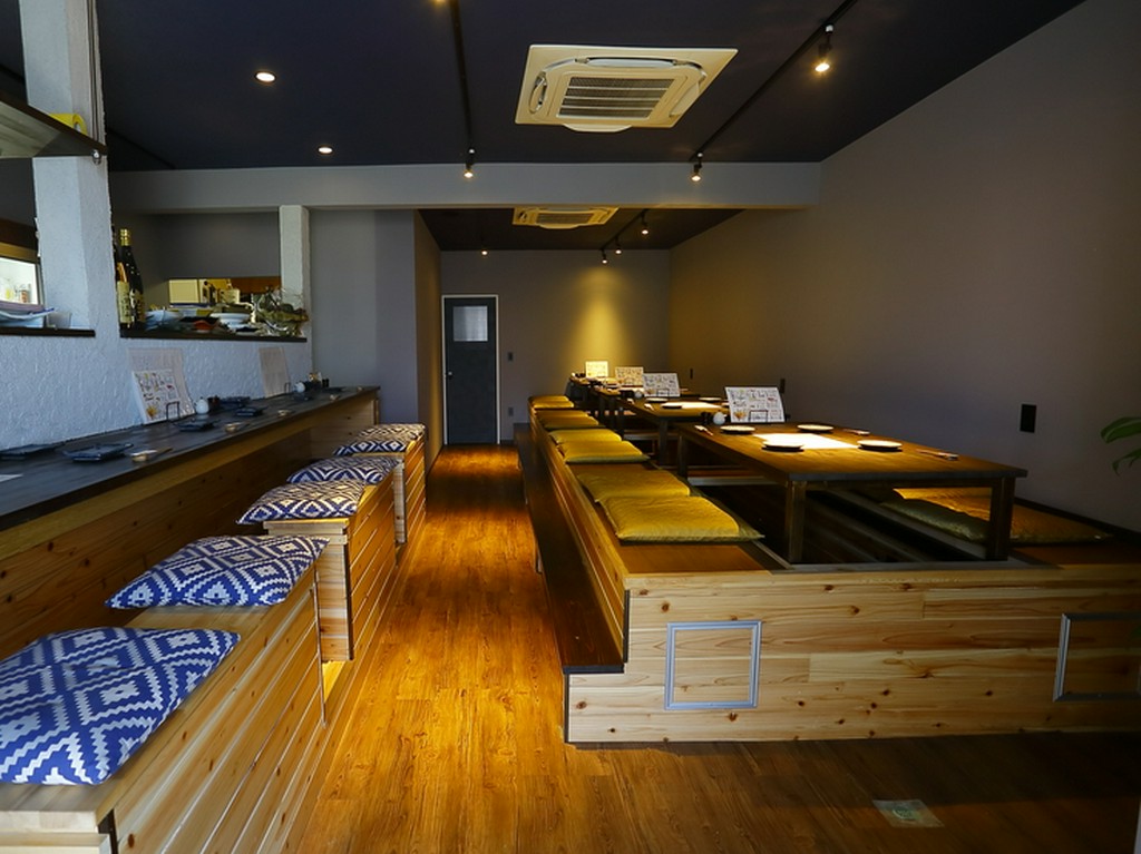 お1人さまでの粋なひとときも過ごせる店内