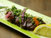 新鮮な馬レバーを馬刺しでいただく贅沢な逸品。鮮度への自信・こだわりがあるからこそ提供できる、数量限定のメニューです。