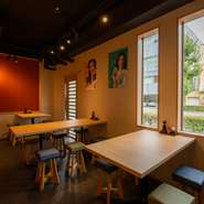 店内は和モダンテイストの落ち着いた空間。優しい照明はお昼どきは自然光を、夜はゆったりとした雰囲気を届けてくれます。友人との集いにも最適。いつもより会話も花咲くことでしょう。