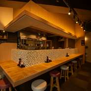 のびのびと座れるカウンター席もあり。手羽先が揚がる香ばしい音をバックに優雅なひとときを過ごせそうです。揚げたてのおいしさをいち早く楽しめることもカウンター席ならではの贅沢。