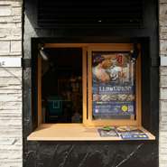 店外のテイクアウト専用窓口からオーダー＆受け取りできるので、仕事帰りや散歩帰りにフラリと立ち寄ってみるのもオススメ。今夜の食卓にこだわり手羽先を並べてみませんか。