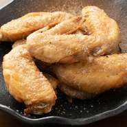 国産鶏を使用したシンプルな素揚げ。複数のスパイスをブレンドした“魔法の粉”が味の決め手。ひと口ごとに奥深い、お店自慢の塩手羽先です。