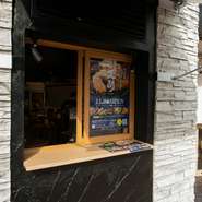 こだわりの手羽先を気軽にテイクアウトできます。

〈テイクアウトメニュー〉
『塩手羽先8本』1,000円
『鶏皮チップス』580円
『甘タレスティック10本』680円
『鶏のタタキ』780円