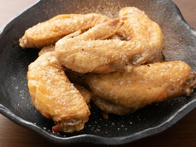 ひと口が奥深い。看板メニュー『塩手羽先』