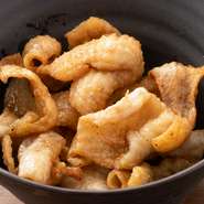 カラッと揚げた鶏皮をおつまみ感覚でいただける逸品。飽きの来ない塩味と、さっくり軽くもジューシーな味わいで、つい次のひと口が進みます。

■テイクアウト：580円