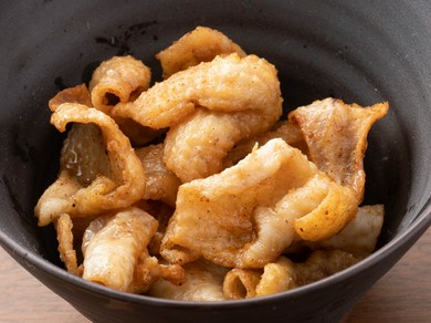 飽きさせないおいしさ『鶏皮チップス』