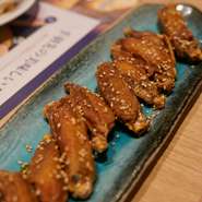 一本ずつ丁寧に手で捌いた国産鶏を、こだわりの自家製だれに漬け込んだひと品。大人はもちろん、小さな子どもにも人気のメニューです

■テイクアウト：680円