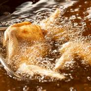 料理人は“行列の絶えない人気店”として、宮崎で30年以上親しまれてきた名店で修業を経験。名店の味を北九州で味わってみませんか。テイクアウト販売もあり、家族へのお土産にも最適です。