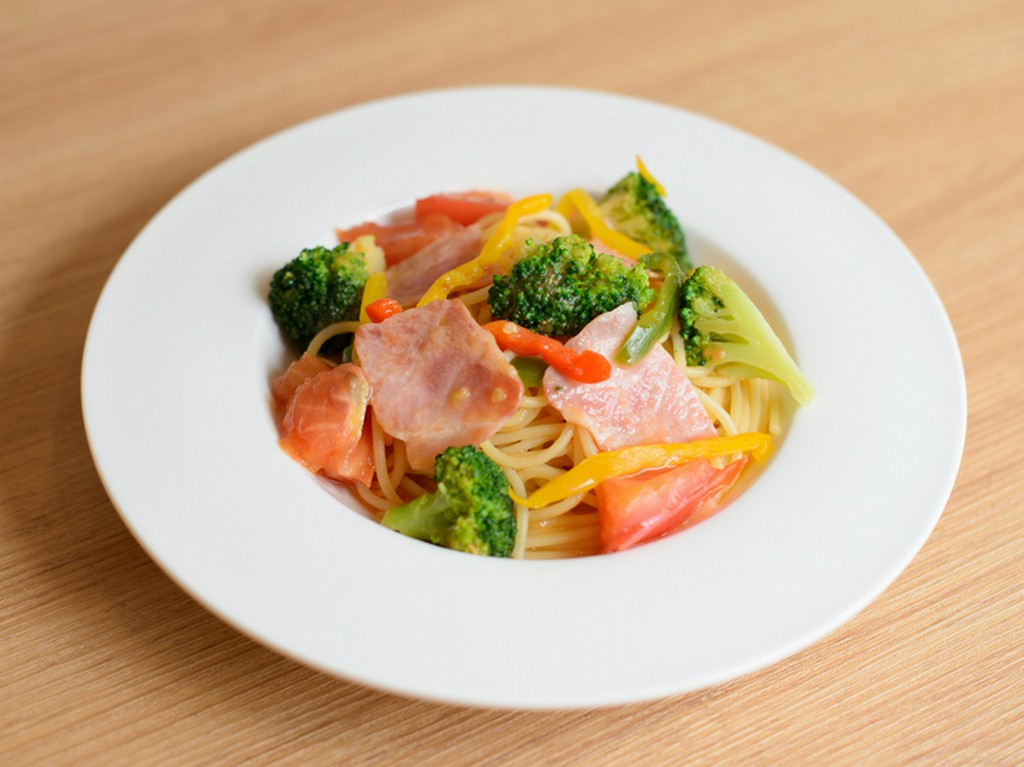 『半日分の野菜180gが摂れるペペロンチーノ　サラダ＆ドリンクセット』