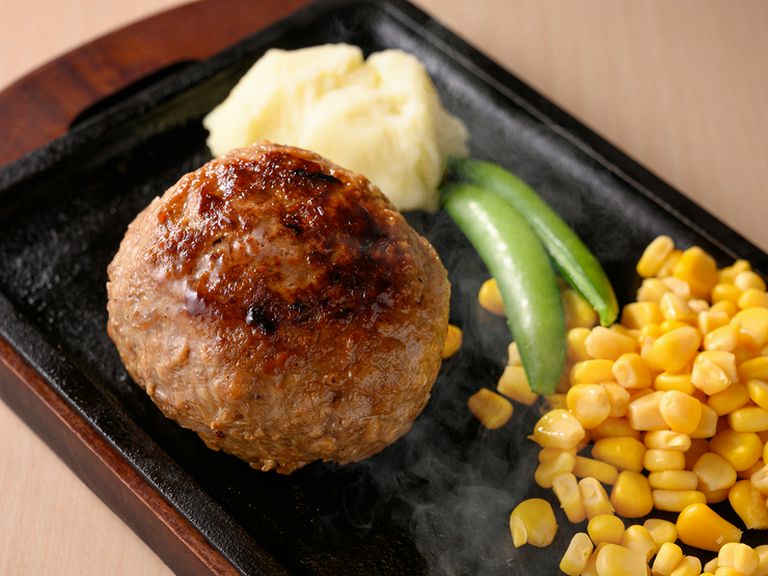 ナイフを入れると肉汁が飛び出す『粗挽きハンバーグ』