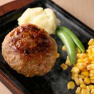 US産の粗挽きミンチを丁寧に捏ねて、絶妙な火入れで焼き上げた絶品。「もっと食べたい！」という要望を満たす追いバーグも可能です。