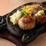 驚くほど柔らかな赤身肉に出合える「ブラックアンガス牛」のステーキ、肉汁飛び出すハンバーグ。お店の2大看板メニューを食べ尽くせる、お得なセットメニューです。