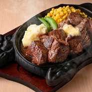 US産「ブラックアンガス牛」の中でも肉本来の旨みをしっかりと感じることができる、希少部位のサガリを使用。50グラム単位でオーダーできます。20種類のソースで自由に味変できるので、好みの食べ方を見つけて。