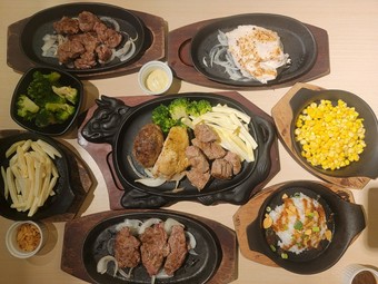 女性3,300円・小学生以下2,200円・小学生未満無料。サーロインステーキ含む全20種類が食べ放題