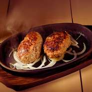 注：当店のハンバーグは豚肉を使用しています