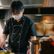 好みの分量をオーダーできて、20種類以上のソースで味変できるのが人気のポイント。「最初にタレを準備し、一口サイズに切ってレアな状態を箸で味わってもらうのがオススメ」だそう。食べ方も丁寧に伝えてくれます。