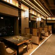 黒と赤を基調に、洗練された高級感漂う店内が“ハレノヒ”の食事を演出。カップルシートやロフト席・個室など、各々のシチュエーションにあった空間を提案してくれます。