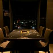 横浜駅・徒歩6分の天理ビル最上階にある隠れ家。初めてのお客様は、必ず驚きを感じて頂ける空間です。ワインも各種取り揃えております。ぜひ、ゆったりと上質なお肉とお酒をお楽しみください。