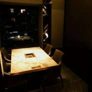 横浜の喧騒から6分ほど離れたオフィスビル25階の隠れ家的な焼肉ダイニング。是非、横浜の夜景を一望できるお席で、希少なA5ランクの国産黒毛和牛とワインをお楽しみください。