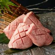 週に数本と、限られた数しか入荷しない貴重な和牛タンを大胆に厚切りカットで提供。ぜひ一度は口にしていただきたい、数量限定の特別な逸品です。