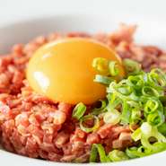 黒毛和牛の素材としてのおいしさを届けてくれる和牛ユッケ。肉は柔らかな内モモの部位を使用。タレを加えることで、肉の旨みを際立たせています。