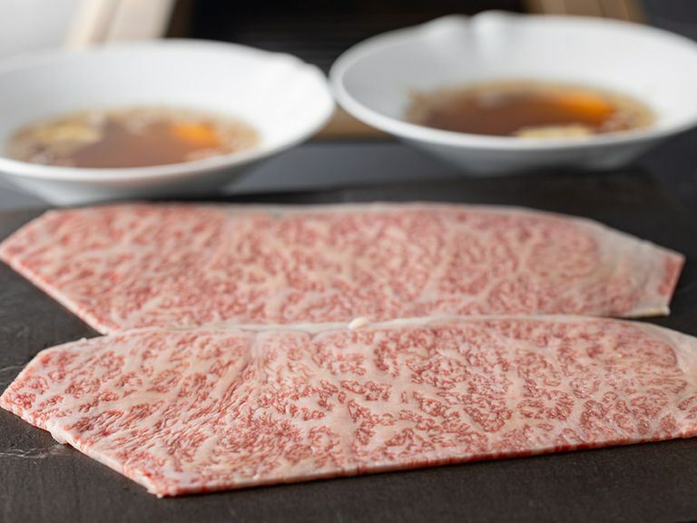 きめ細やかなサシが入った目にも美しい極上肉をサッと炙っていただく『黒毛和牛　焼きしゃぶ　出汁酢』