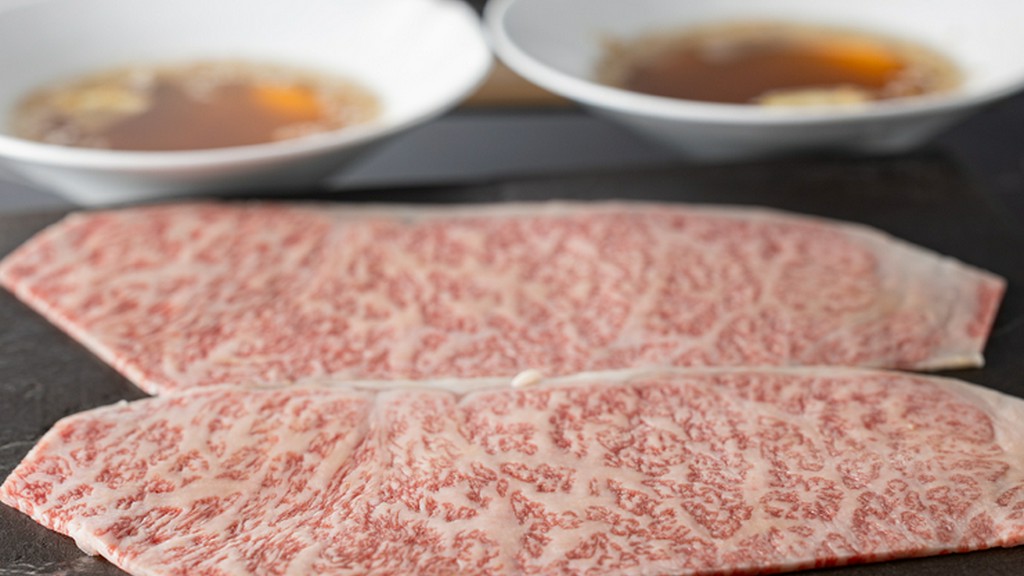 きめ細やかなサシが入った目にも美しい極上肉をサッと炙っていただく『黒毛和牛　焼きしゃぶ　出汁酢』