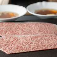 肉の王様と呼ばれる部位ロース。そんな厳選された黒毛和牛のロース肉を、こだわりの食べ方で味わえます。きめ細やかなサシが入った目にも美しい極上肉を、サッと炙っていただく一品です。