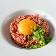 肉の旨みを引き出せるよう、“タレ”から試行錯誤を重ねたというユッケ。生食用の肉を提供するため、厳しい基準をクリアするだけでなく、一つ一つの要素に想いが詰まった渾身の逸品です。
