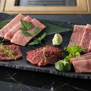 【飛車角】が自信を持って薦めるA5等級の黒毛和牛。各地より最もコンディションの良い肉を厳選。ロース・カルビといった焼肉の王道から、限定入荷の希少部位まで、あの手この手でゲストの五感を魅了します。