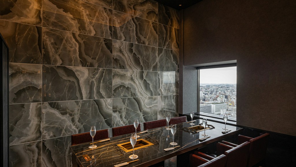 丁寧な説明と楽しいコミュニケーション。贅沢な空間で焼肉の提供